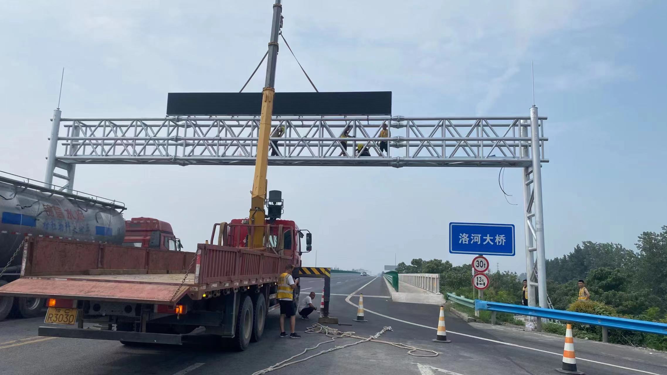 河南洛河大橋段龍門架交通誘導屏項目